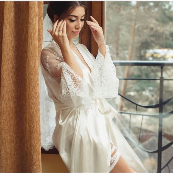 Sexy satin lingerie robe - Picture 3 of 6